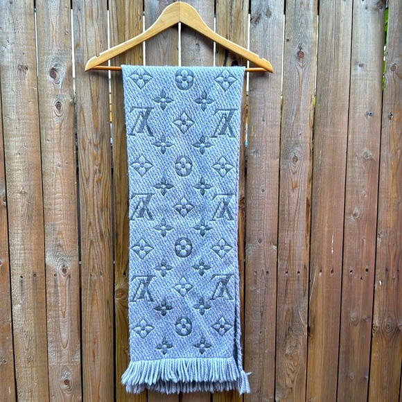 Louis Vuitton Gray Monogram Knit Scarf - Picture 5 of 6